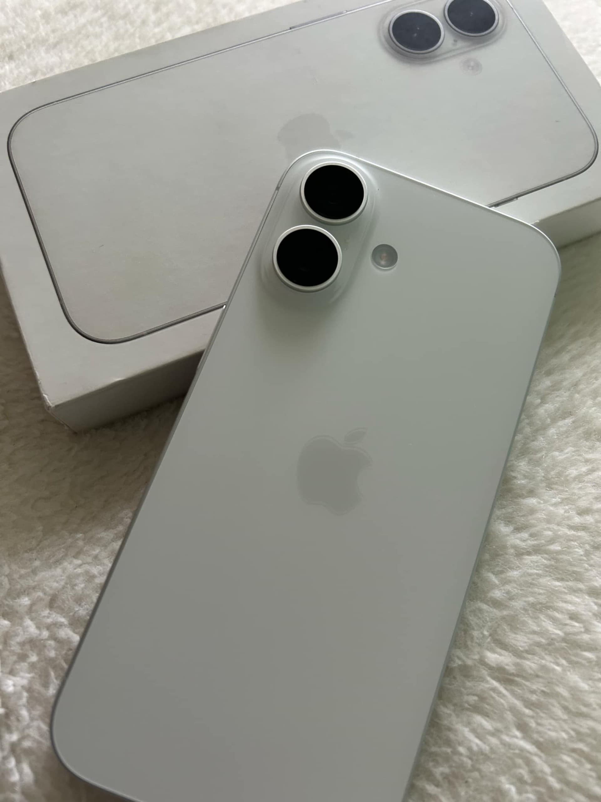 Apple iPhone 16 128GB White